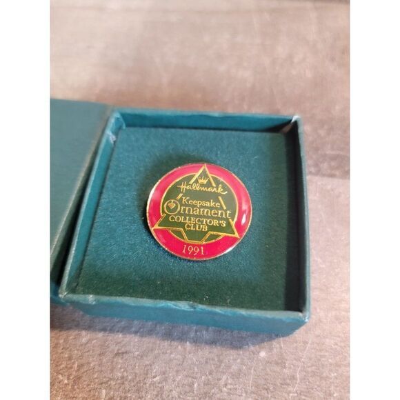 Hallmark Keepsake Ornament collectors club 1991 pin - Picture 2 of 4